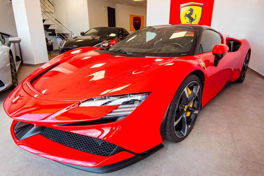 Ferrari SF90 Stradale roja en nuestro showroom.