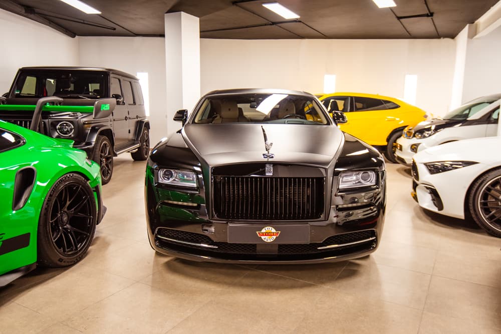 Un Rolls-Royce Wraith en nuestro showroom, entre parte de la selección actual.